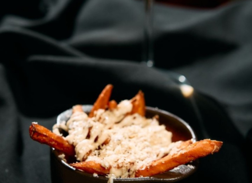 Батат фри с трюфельным майонезом и грецким орехом