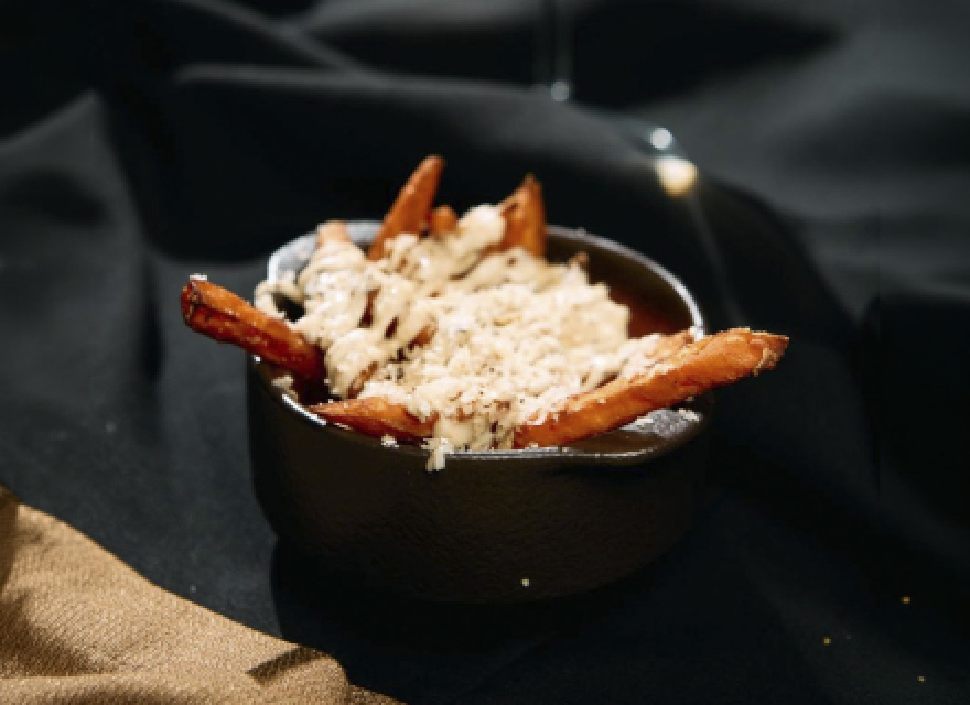 Батат фри с трюфельным майонезом и грецким орехом