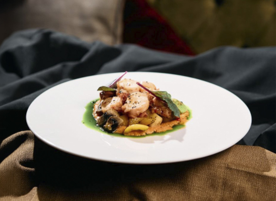 Осьминог с печеными овощами и соусом ромеско