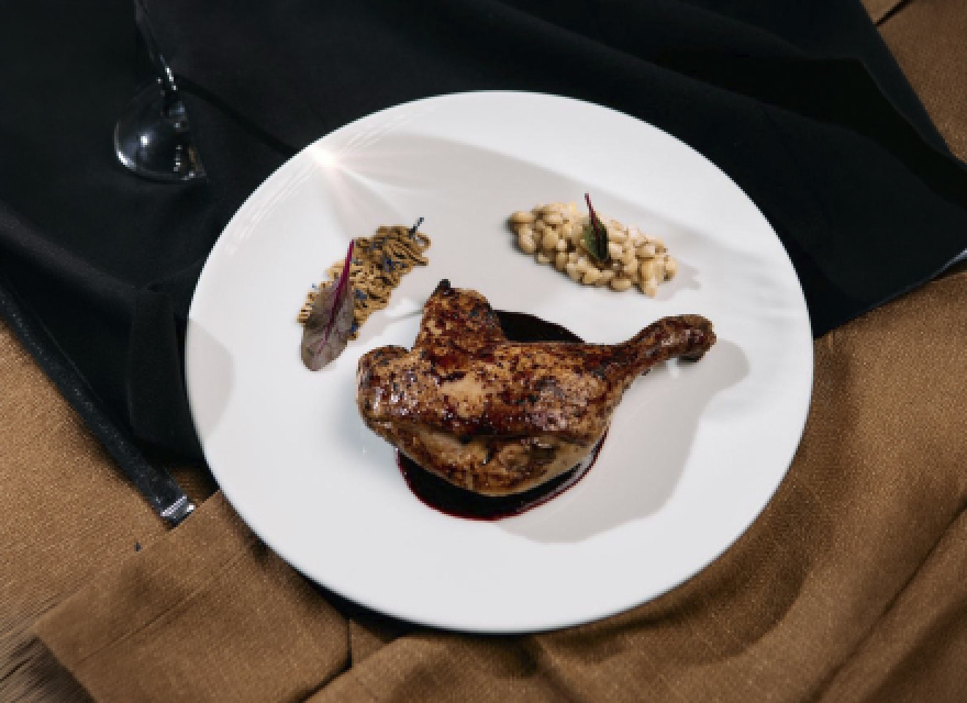 Утиная ножка конфи с кашей из кедрового ореха и соусом из жимолости