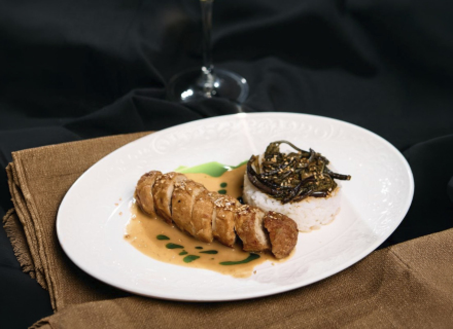 Бескостный цыплёнок с рисом, папоротником и соусом Азия