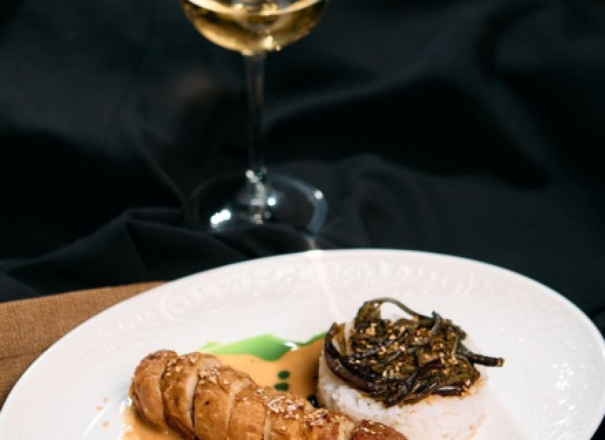 Бескостный цыплёнок с рисом, папоротником и соусом Азия