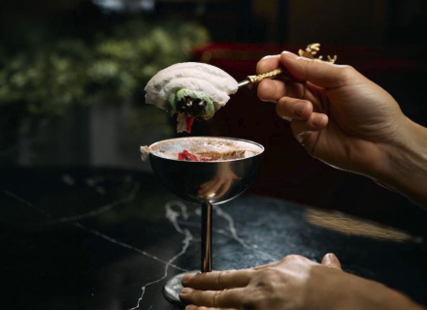 Фисташковый мусс на шоколадной крошке с щербетом из малины с клоповки и подпечённой меренгой