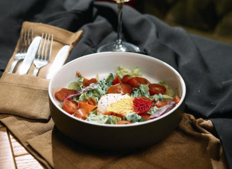 Салат с копченой неркой и яйцом пашот