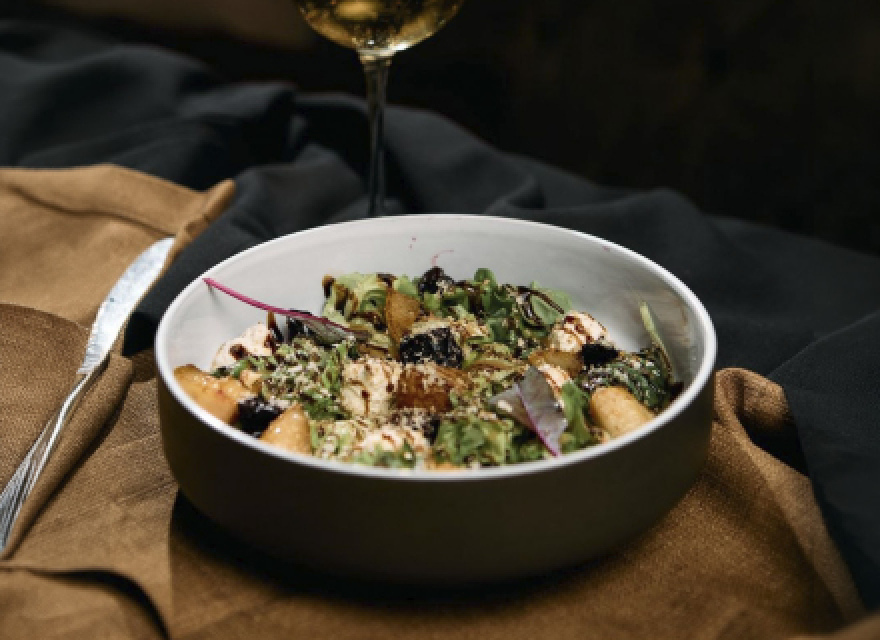 Салат с мармеладной свеклой, грушей и козьим сыром